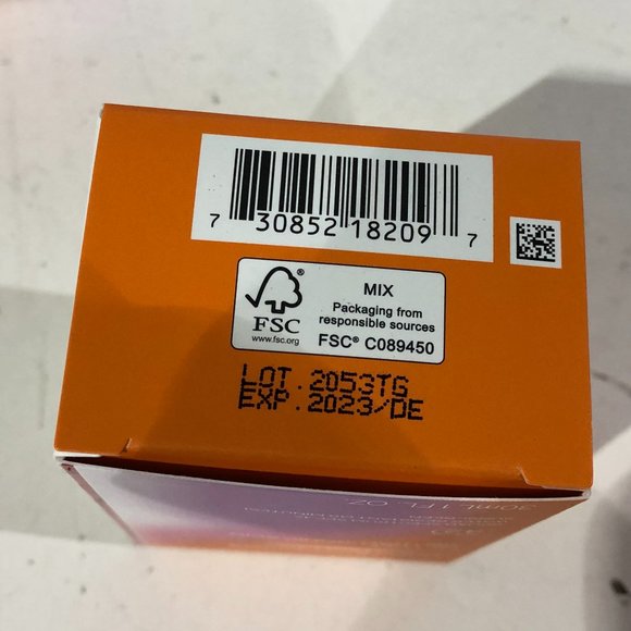 Shiseido Urban Oil Free Sunscreen with SPF 42 - 1oz New - Picture 2 of 2